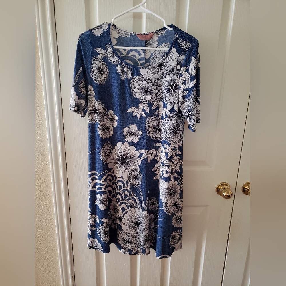 SjS dresses denimstyles flower print, airy comfortable pairs well with jacket.
